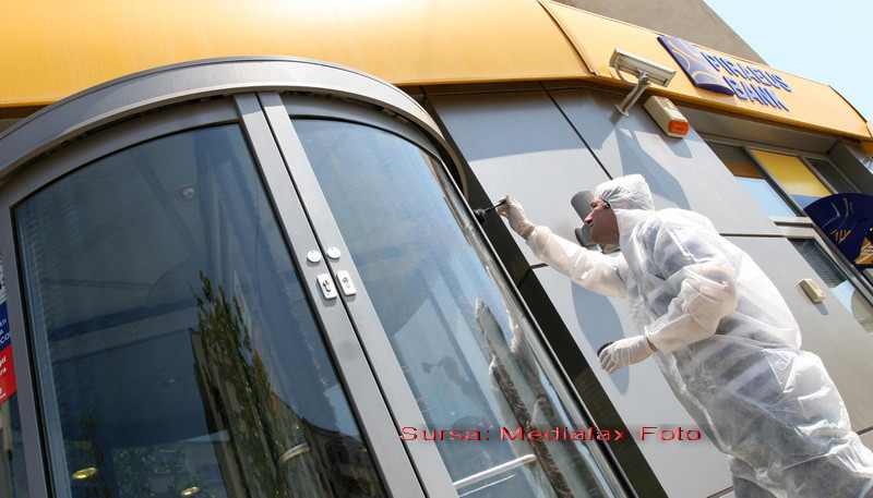 Jaf cu surubelnita la o banca din Bucuresti