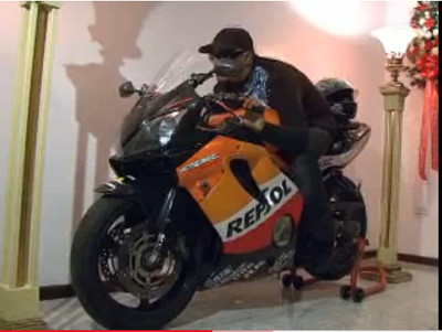 MACABRU! Si-au imbalsamat mortul si l-au expus in vitrina, pe motocicleta!