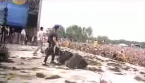 Sticle, noroi si oua: "recompense" primite de artisti pe scena!