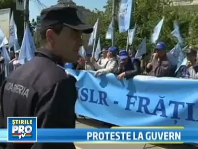 A inceput luna protestelor! Functionarii au strigat in fata Guvernului