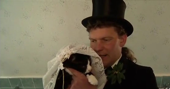 Mare ti-e gradina Doamne! Un neamt s-a casatorit cu pisica!