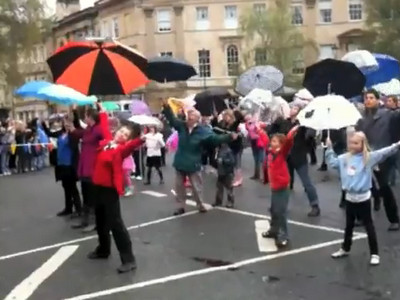 Au inventat si doborat un record...cam umed: dansul in ploaie!