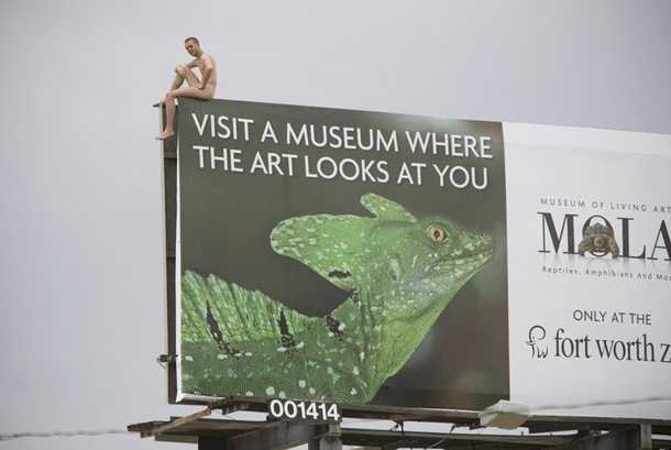 S-a catarat pe un panou publicitar si a protestat gol-pusca