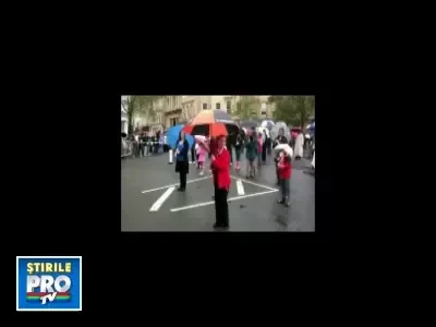 Englezii plouati si-au inventat un record: dansul in ploaie