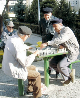 Statul vrea sa trimita pensionarii la munca. Batranii care sunt inca activi s-ar putea reangaja