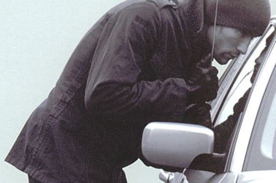 Politistii au gasit 1 kg de aur la o grupare care obisnuia sa incendieze masinile folosite la furat