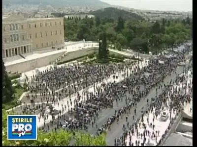 Lupte de strada in Grecia. 3 morti intr-o banca din Atena