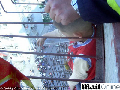 INCREDIBIL! Urechile mari l-au salvat de la moarte