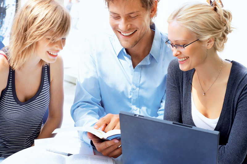 Exista si angajati fericiti! Afla ce bonusuri ofera companiile private