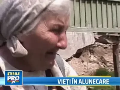 Pamantul continua sa inghita case la Valenii de Munte