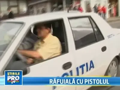 A tras cu arma pe strada, ca sa il sperie pe fostul iubit al prietenei sale
