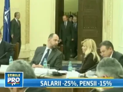 Basescu: Taiem 25% din salariile bugetarilor, 15% din pensii si somaj!