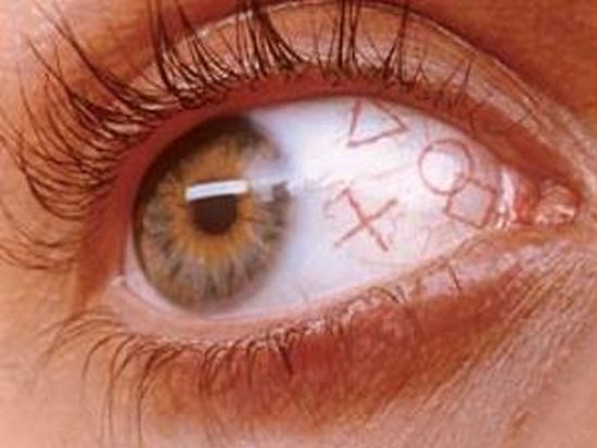 Ce-ai zice de un piercing in ochi? Uite cum se face!