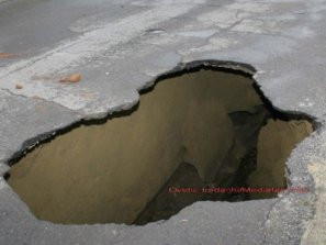 Pericol de prabusire pentru doua blocuri de pe faleza din Constanta