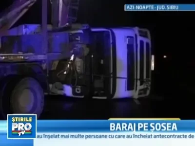Baraj de... banane pe DN1! Un TIR plin de fructe s-a rasturnat