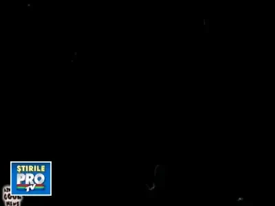 Linsday Lohan, in costum de calugarita si cu arma in mana!