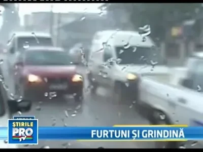 Prima furtuna de vara a adus grindina la Craiova. GALERIE FOTO si VIDEO