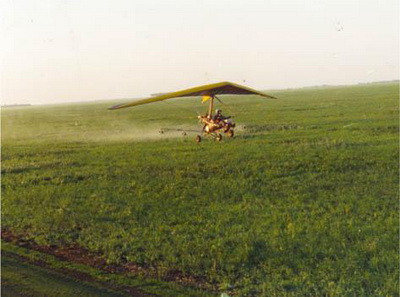 Politia ii cauta pe complicii traficantului de tigari cazut cu deltaplanul