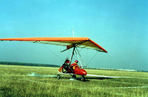 Nici la mare, nici la munte de Rusalii. Amatorii de senzatii tari au zburat cu deltaplanul