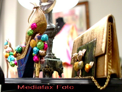 Lux la mare: diamante sclipitoare, ceasuri de colectie, tocuri de 37 de cm