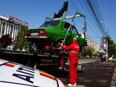 Revoltator! Batran bolnav ridicat cu tot cu masina si plimbat prin Pitesti