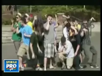 Lady Gaga - varianta unplugged si...cu par pe picioare! Vezi VIDEO