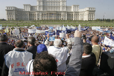 Toata ziua sindicalistii protesteaza la intrarile Parlamentului