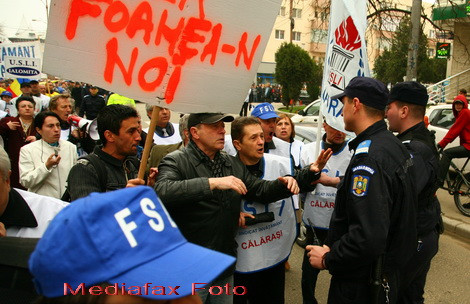 Proteste la Pitesti. Angajatii de la protectia Copilului ies in strada