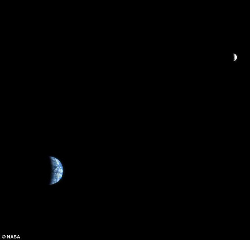 Prima poza cu Pamantul vazut de pe Marte!