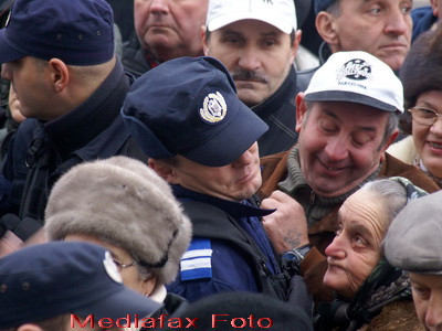 Proteste cu imbranceli la Vaslui! Oamenii au fortat intrarea in Prefectura