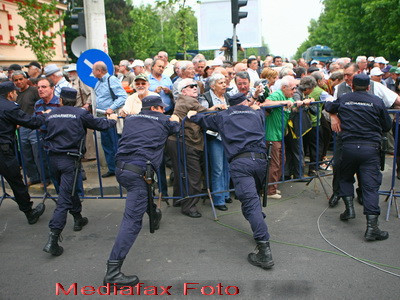 Imbranceli cu jandarmii, la Brasov. Protestatarii au fortat usa Prefecturii