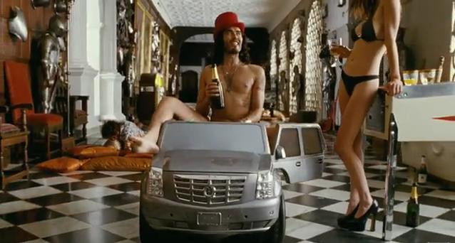 Russell Brand, gol pusca, la plimbare cu masina!