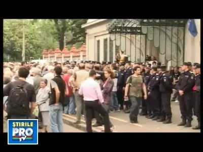 Violente intre pensionari si jandarmi la Cotroceni