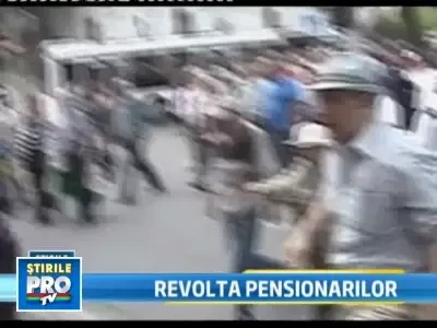 Pensionarii s-au imbrancit cu jandarmii si cativa au ajuns la spital