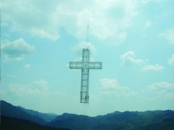 Mobilizare la inaltime pentru montarea Crucii lui Mihai Viteazul