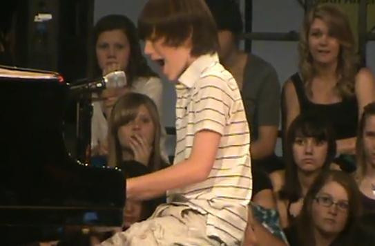 ULUITOR! Un pusti de 12 ani ii da clasa lui Lady Gaga!