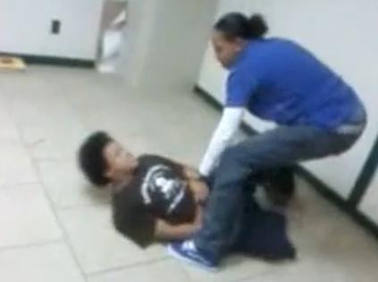 Elev batut de profesoara, cu salbaticie, in fata colegilor! VIDEO SOCANT