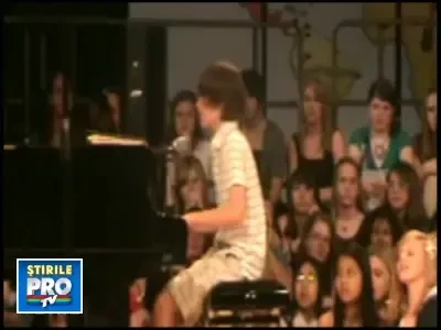 Stilul Lady Gaga inspira genii! Uite-l cum canta, la 12 ani! VIDEO