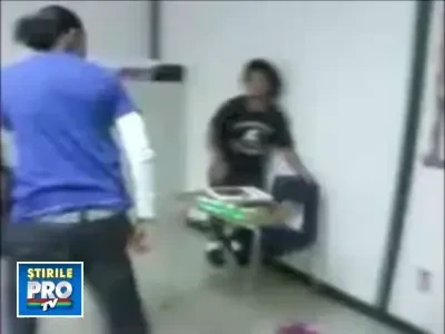 O profesoara din SUA isi bate cu SALBATICIE elevul de 13 ani! VIDEO
