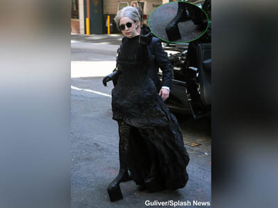 Gaga, asta le intrece pe toate! Priviti ce incaltari are in dotare!
