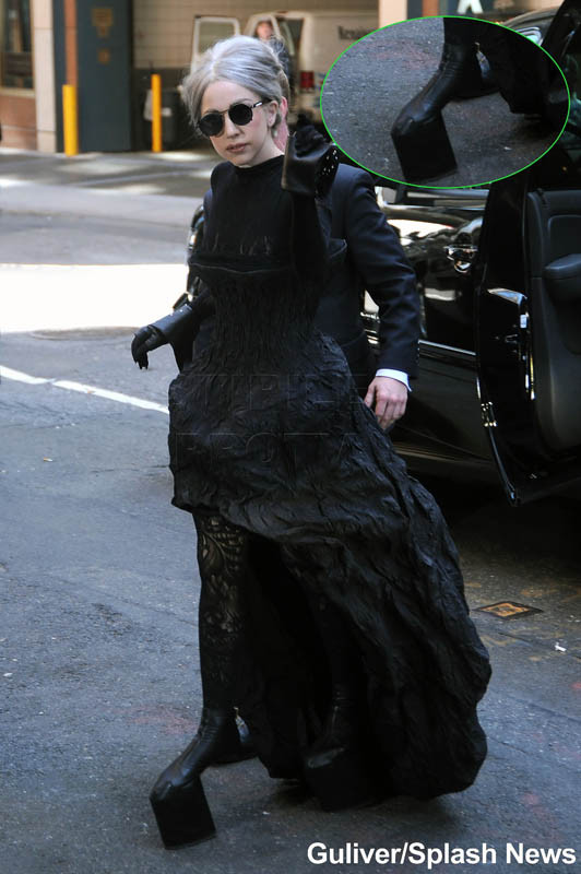 Lady GaGa a iesit la masa in chiloti si cu masca pe fata!Cum mananca?