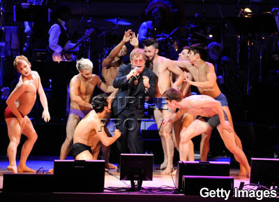 Sting, fardat si rujat, pe aceeasi scena cu Elton John si striperii!