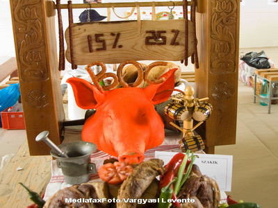 Protest inedit la Sfantu Gheorghe, scris cu carnati!