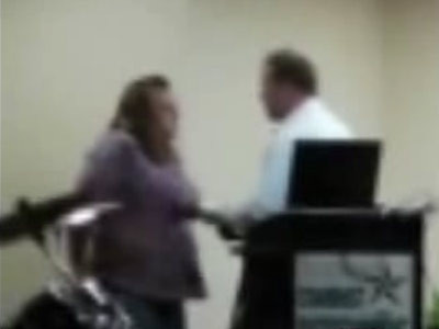 Il vrei pe domnul la nunta? Are o noua metoda de cantat la... balcoane