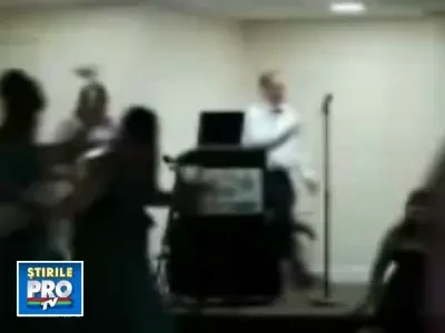 Il vrei pe domnul la nunta? Are o noua metoda de cantat la... balcoane