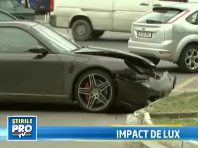 Autoturisme de lux, facute praf! Unul dintre soferi a trecut pe rosu!