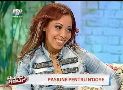 Erika, fosta iubita a lui N`Doye, si-a aratat tatuajele la Happy Hour