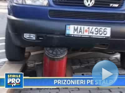 Si-a sifonat masina dupa ce a intrat cu ea intr-un stalp telescopic