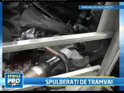 Teribil! Un tramvai a izbit in plin o masina in care se aflau doi barbati