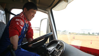 A uimit China! Soferul fara maini!